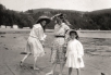 5.	Trois jeunes filles de la famille Braithwaite, Tadoussac, Québec, 1905. Don de Patrick McG. Stoker, M2004.160.42.23 © Musée McCord 